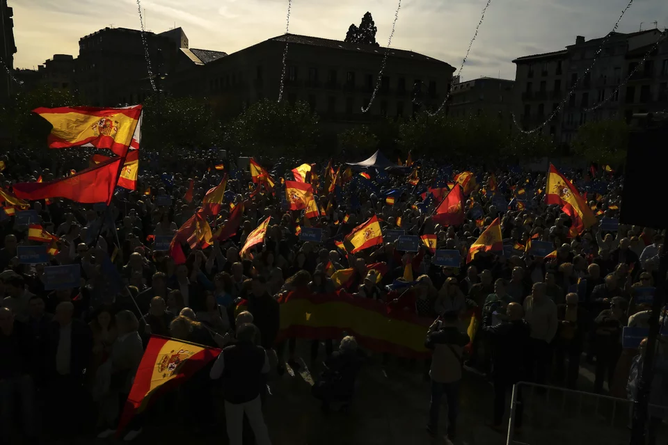 Πλήθος Ισπανών κατέβηκαν στους δρόμους της Μαδρίτης (άνω), της Παμπλόνα (κάτω) και άλλων πόλεων κατά των σχεδίων της κυβέρνησης Σάντσεθ να αμνηστεύσει τους Καταλανούς αυτονομιστές