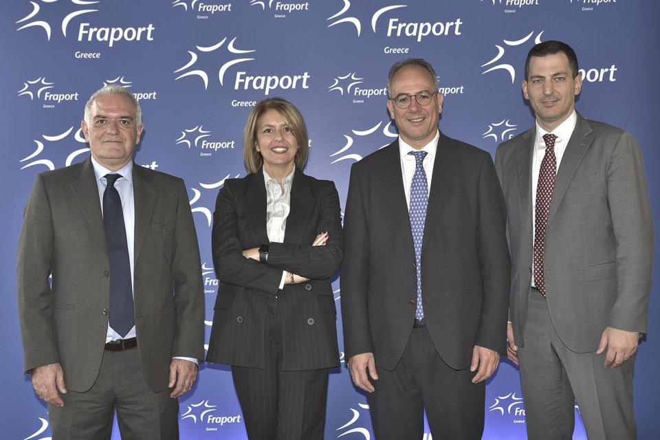Ο κ. Σάββας Καραγιάννης, Επικεφαλής Εταιρικής Επικοινωνίας, Fraport Greece, η κ. Κατερίνα Πολλάτου, Airline Marketing &amp; Development Manager/ Commercial &amp; Business Development, ο κ. Γιώργος Βήλος, Γενικός Διευθυντής Ανάπτυξης της Fraport Greece και ο κ. Χάρης Φίλος, Air Service Development Manager/ Commercial &amp; Business Development