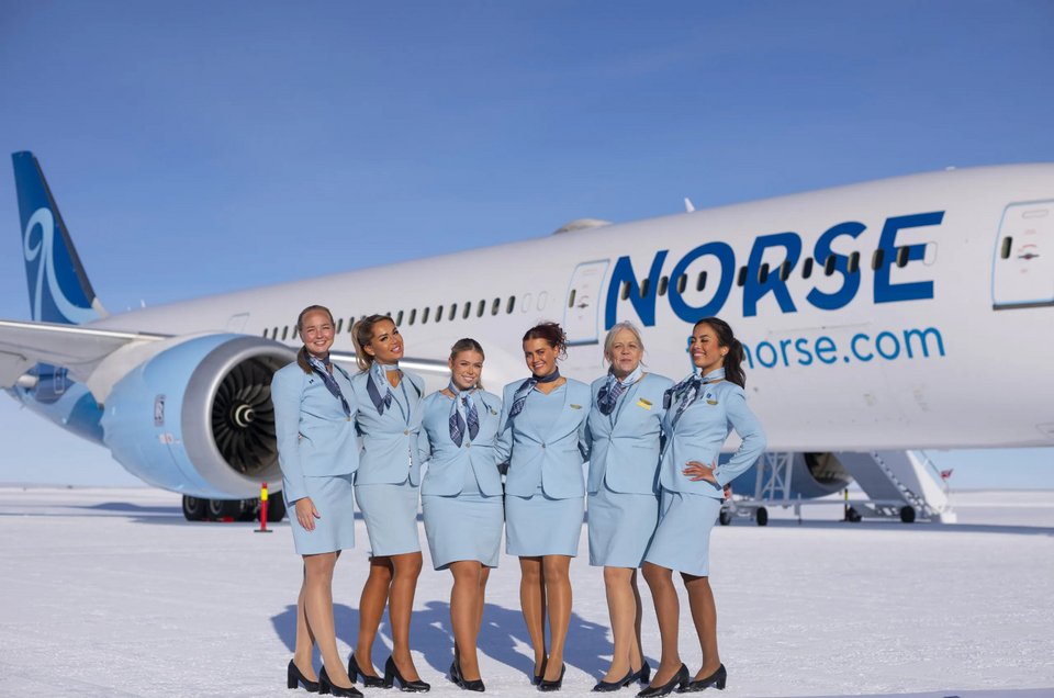 Μέλη του πληρώματος του Dreamliner της Norse Atlantic ποζάρουν στο φακό στον παγωμένο διάδρομο Troll της Ανταρκτικής / Φωτογραφία: Norwegian Polar Institute