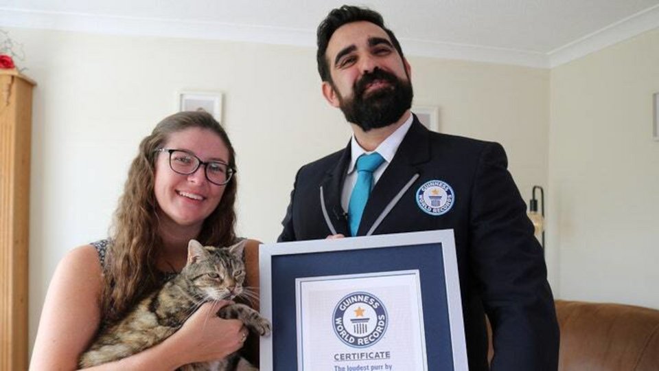 Η ιδιοκτήτρια της γάτας με τον κριτή και το βραβείο Γκίνες