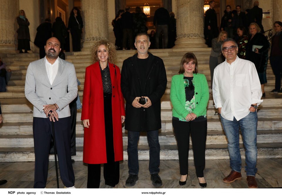 Την Κατερίνα Σακελλαροπούλου υποδέχτηκαν στο θέατρο, ο Δήμαρχος Πειραιά Γιάννης Μώραλης και ο Καλλιτεχνικός Διευθυντής Νίκος Διαμαντής