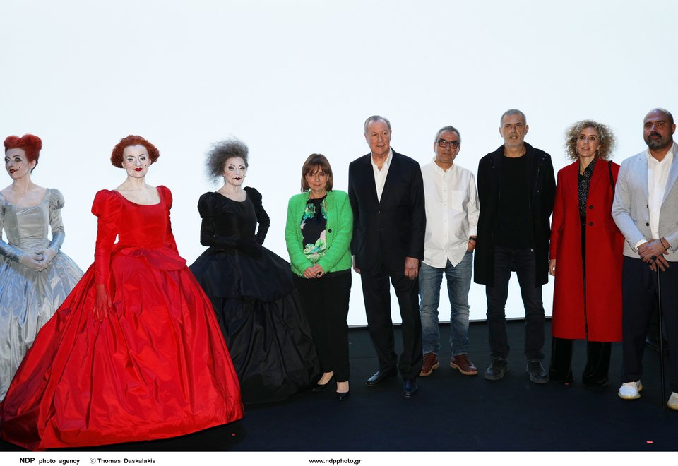 Η Κατερίνα Σακελλαροπούλου με τον θίασο 