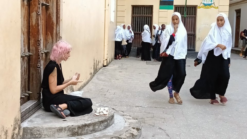 Η NeSpoon δημιουργεί «Thoughts» (Σκέψεις) με υπολείμματα πηλού