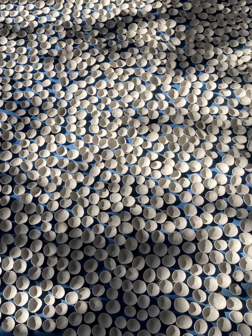 Χιλιάδες πορσελάνινα πέταλα