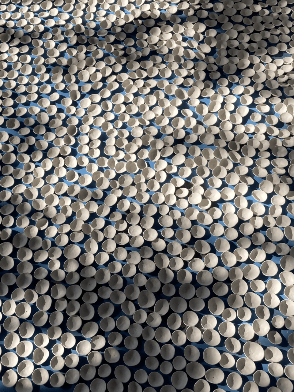 Χιλιάδες πορσελάνινα πέταλα