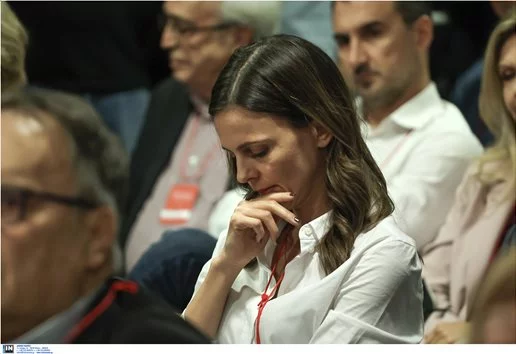 Με σκυμμένο κεφάλι η Έφη Αχτσιόγλου