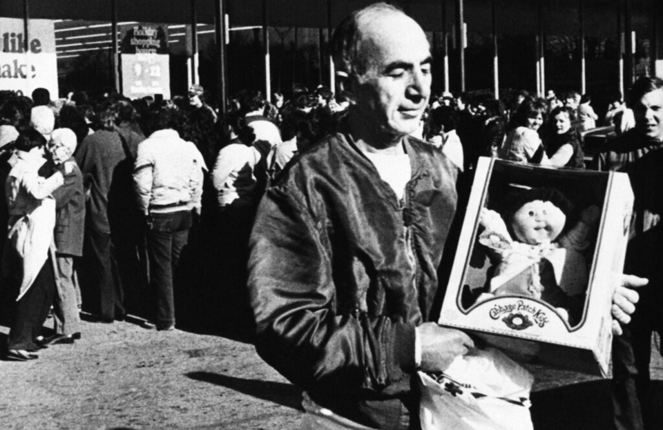 Ένας ευχαριστημένος πελάτης που αγόρασε την κούκλα τCabbage Patch Kid την Κυριακή, 27 Νοεμβρίου 1983