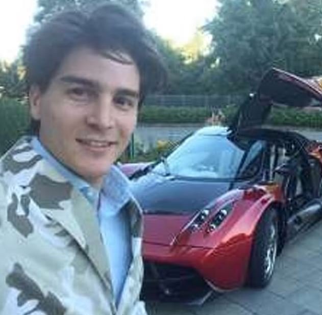 Ο Αντρέα Πιατσόλα με την Ferrari που φέρεται να αγόρασε με χρήματα της Λολομπρίτζιτα