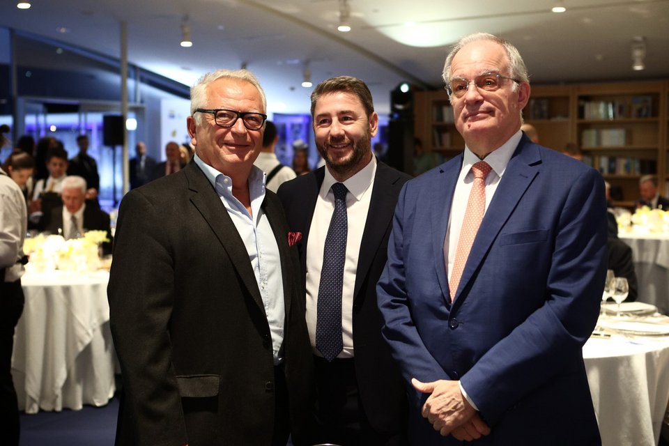 Ο Νίκος Ανδρουλάκης με τον πρόεδρο της Βουλής Κωνσταντίνο Τασούλα (δεξιά) και τον δημοσιογράφο Γιώργο Παπαχρήστο (αριστερά) / Φωτογραφία: ΒΑΣΙΛΗΣ ΡΕΜΠΑΠΗΣ/EUROKINISSI