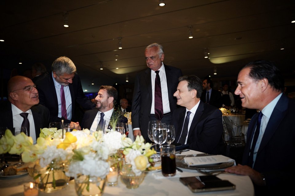 Ο Ν. Ανδρουλάκης χαιρετά τον Γ. Πατούλη με ομοτράπεζους τους Ν. Δένδια, Θ. Σκυλακάκη, Αδ. Γεωργιάδη / Φωτογραφία: Menelaos Myrillas / SOOC