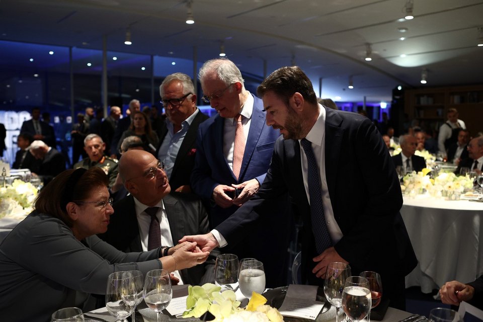 Ο Νίκος Ανδρουλάκης χαιρετά θερμά την υπουργό Πολιτισμού Λίνα Μενδώνη / Φωτογραφία: ΒΑΣΙΛΗΣ ΡΕΜΠΑΠΗΣ/EUROKINISSI 