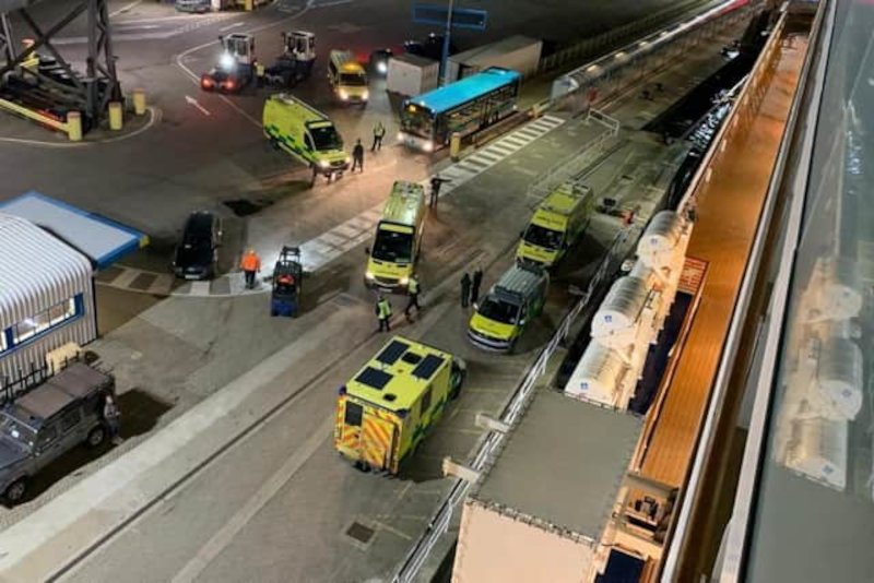 Ασθενοφόρα παραλαμβάνουν τραυματισμένους επιβάτες του κρουαζιερόπλοιου Spirit of Discovery στο λιμάνι του Πόρτσμουθ