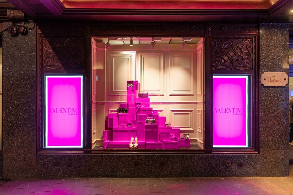 H ροζ βιτρίνα του Valentino στα Harrods