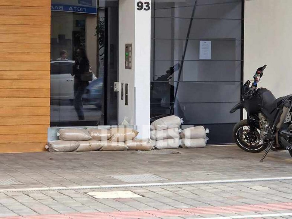 Τσουβάλια με άμμο έξω από καταστήματα