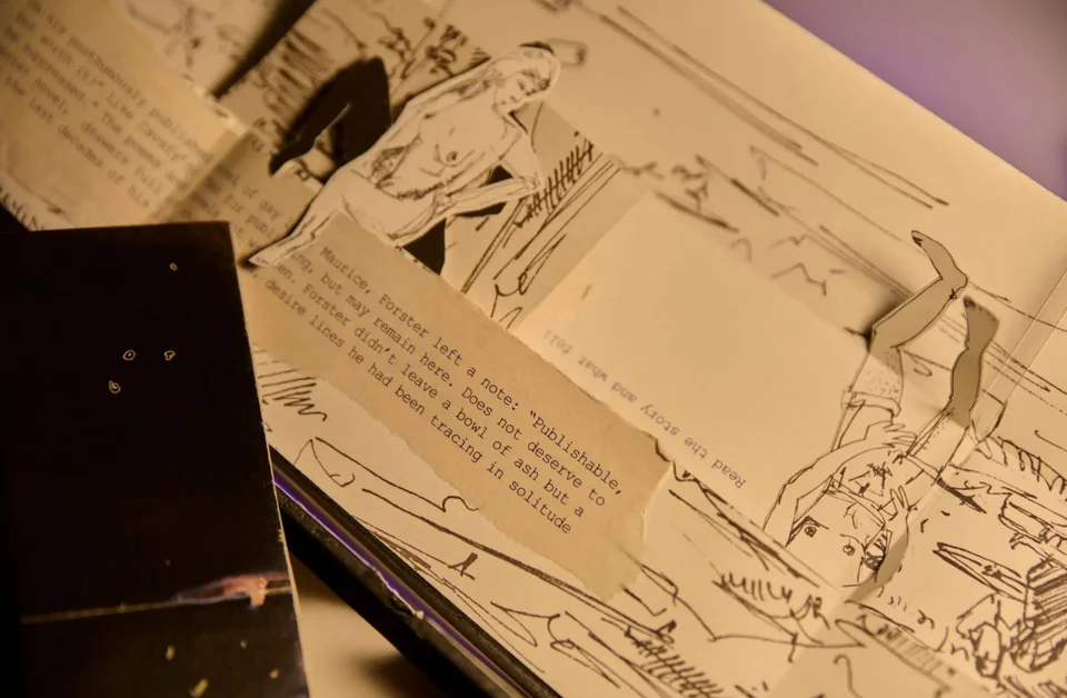 Το βιβλίο γλυπτό που ξεφυλλίζουν οι θεατές της περφόρμανς