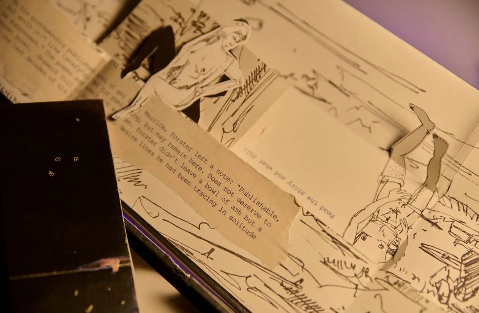 Το βιβλίο γλυπτό που ξεφυλλίζουν οι θεατές της περφόρμανς