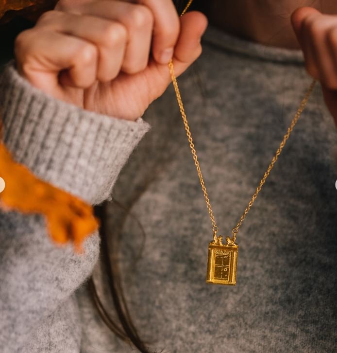 Το γούρι του 2024 «Η πύλη της ευημερίας», της Βαρβάρας Μητσέλη, για το Πωλητήριο του Μουσείου Κυκλαδικής Τέχνης