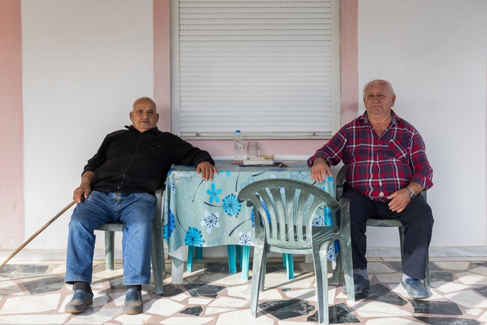Δύο ηλικιωμένοι κάτοικοι του χωριού Συκιά, συζητούν στην αυλή του σπιτιού τους