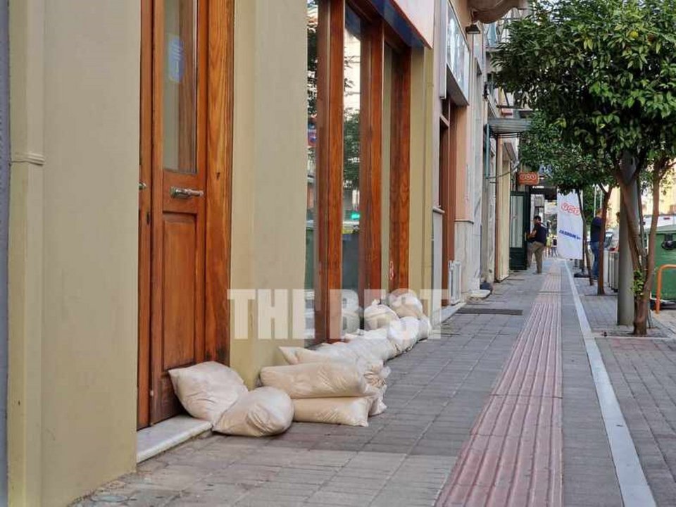 Τσουβάλια με άμμο έξω από καταστήματα
