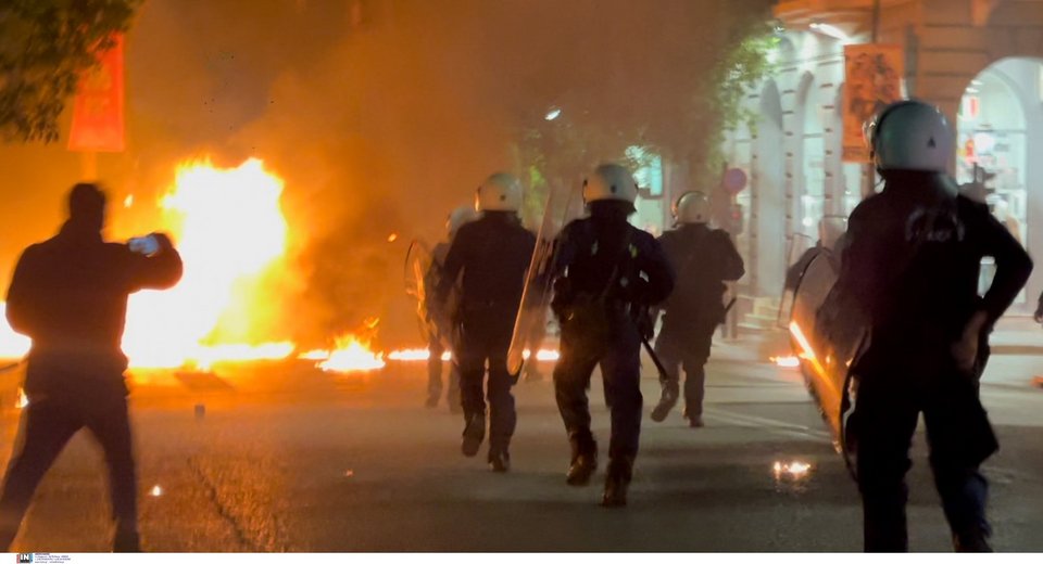 Μολότοφ και χημικά στην Πάτρα μετά την πορεία για το Πολυτεχνείο - Φωτογραφία: Intimenews/ΑΛΕΞΟΠΟΥΛΟΣ ΑΝΔΡΕΑΣ
