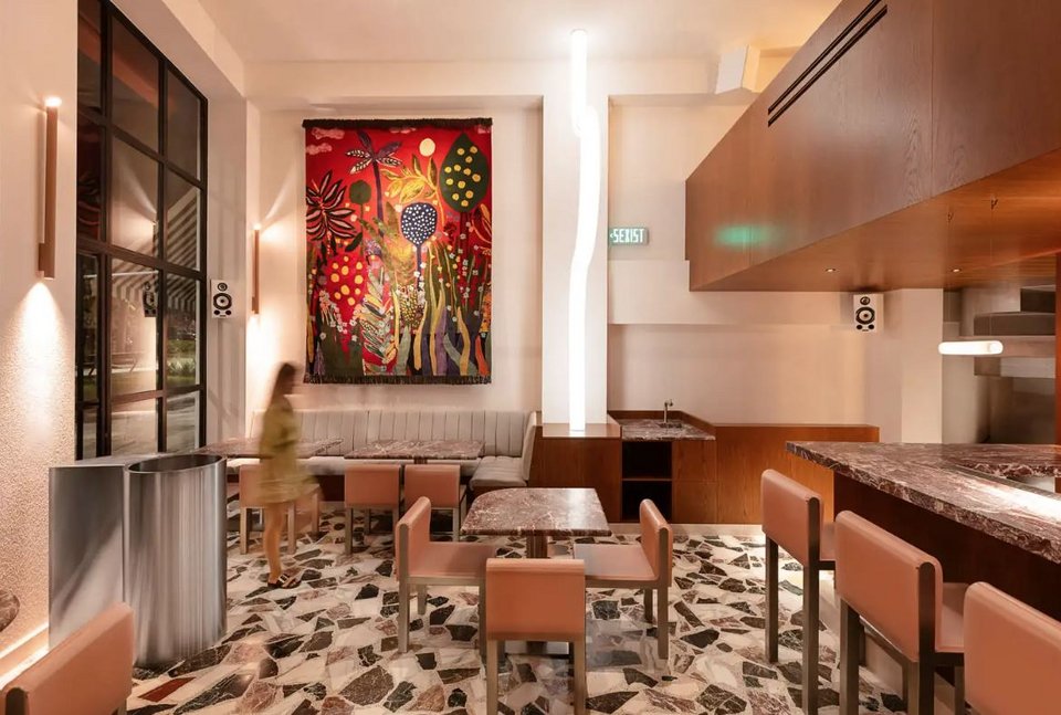 Η μικρή σάλα με την ιδιαίτερη μπάρα