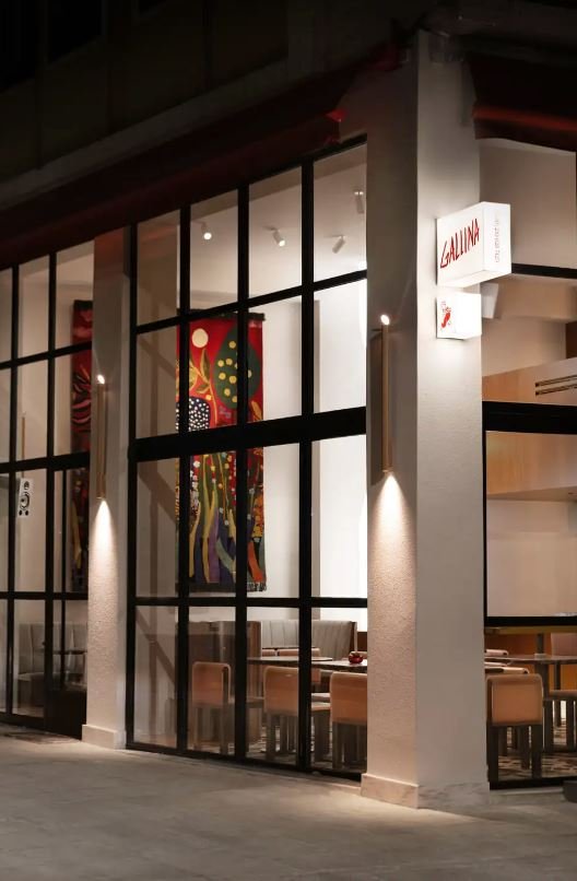 Η όχη του Gallina στον πεζόδρομο της Μάρκου Μπότσαρη. Ξεχωρίζει στον τοίχο το έργο του Γιάννη Βαρελά