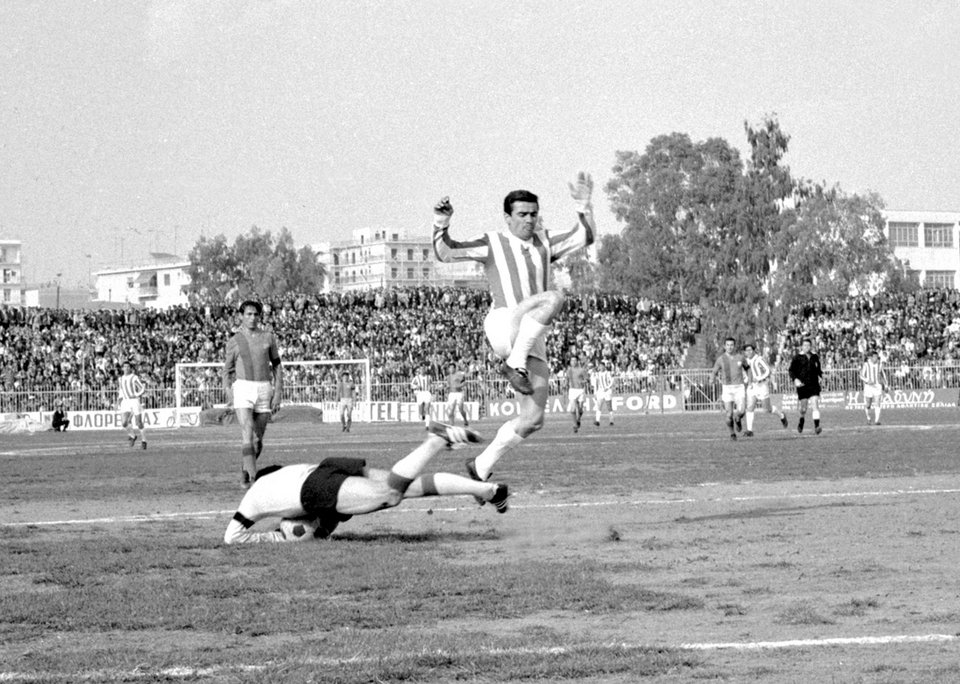O θρυλικός ποδοσφαιριστής Νίκος Γιούτσος με τη φανέλα του Ολυμπιακού / Φωτογραφία: olympiacos.org