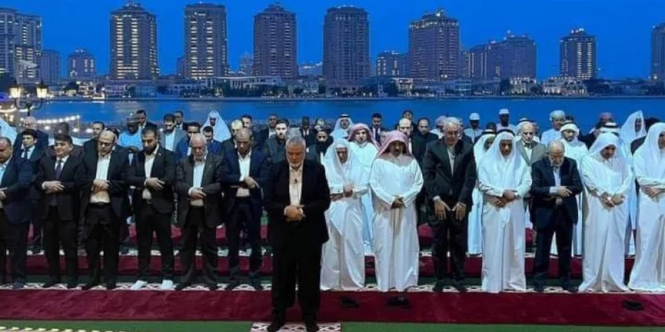 Ο πολιτικός ηγέτης της Χαμάς, Ισμαήλ Χανίγιε και άλλα στελέχη προσεύχονται στο Κατάρ πριν απο δείπνο για το ραμαζάνι με αξιωματούχους και διπλωμάτες / Φωτογραφία: Hamas.ps