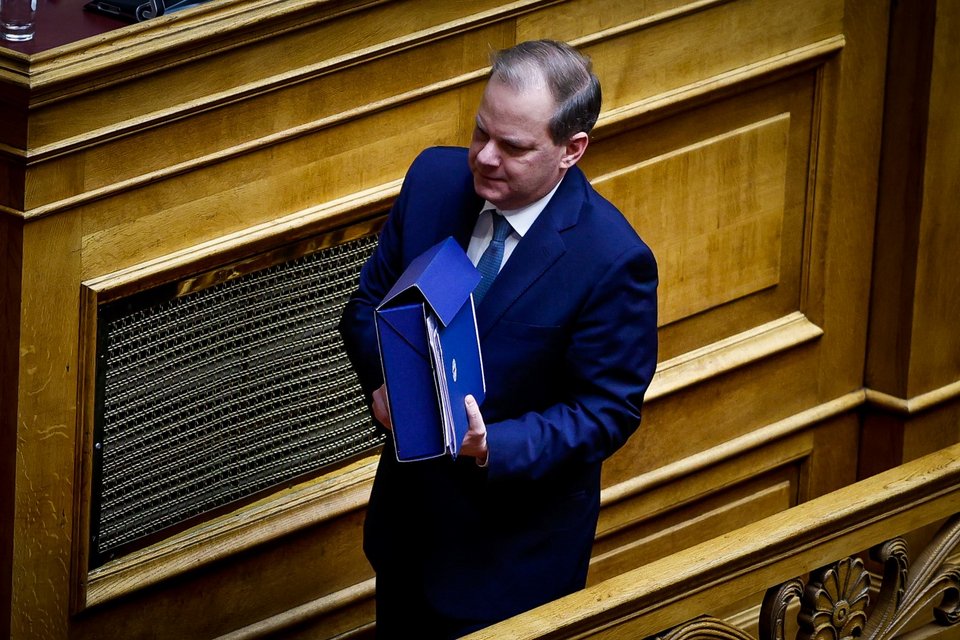 Ο Κώστας Καραμανλής με τον φάκελο που περιέχει στοιχεία για τα Τέμπη-Φωτογραφία: ΓΙΩΡΓΟΣ ΚΟΝΤΑΡΙΝΗΣ/EUROKINISSI
