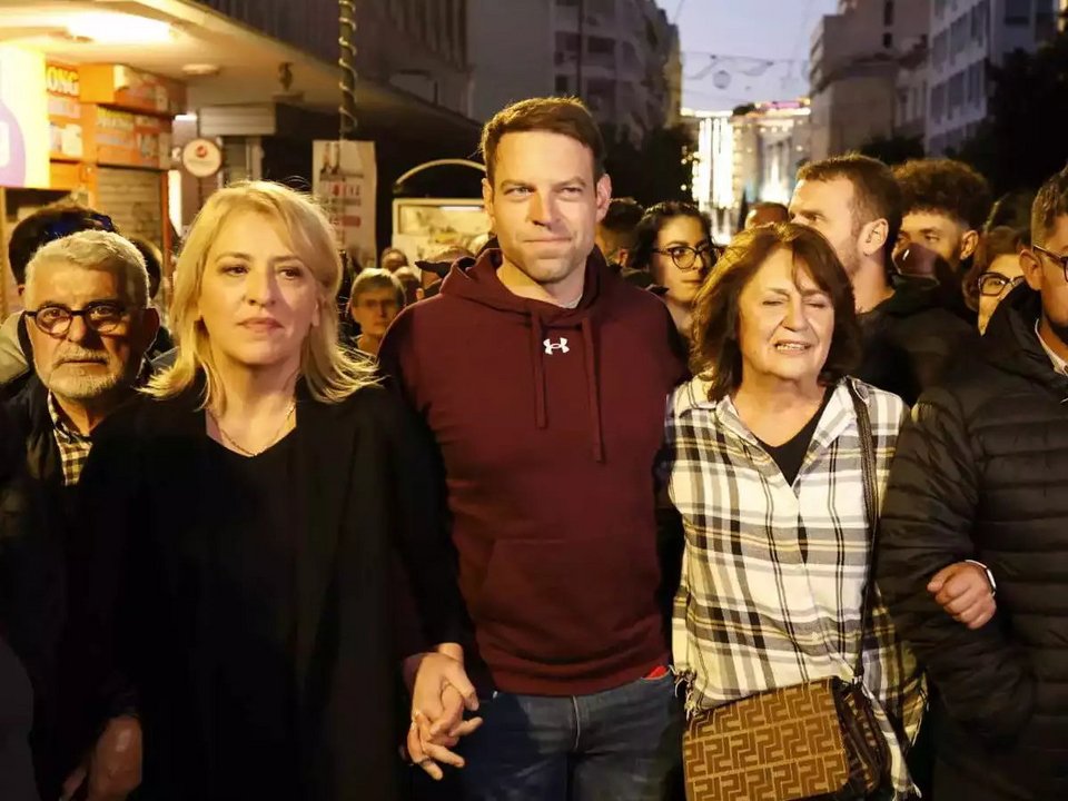 Ο Στέφανος Κασσελάκης πήγε στην πορεία για το Πολυτεχνείο, φωτογραφήθηκε και αποχώρησε