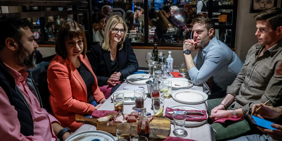 Δείπνο Κασσελάκη με Τάιλερ, Αυγέρη, Σβίγκου και τον νέο αναπλ. εκπρόσωπο τύπου (εικόνες) 11 kasselakis deipno basegrill.jpg