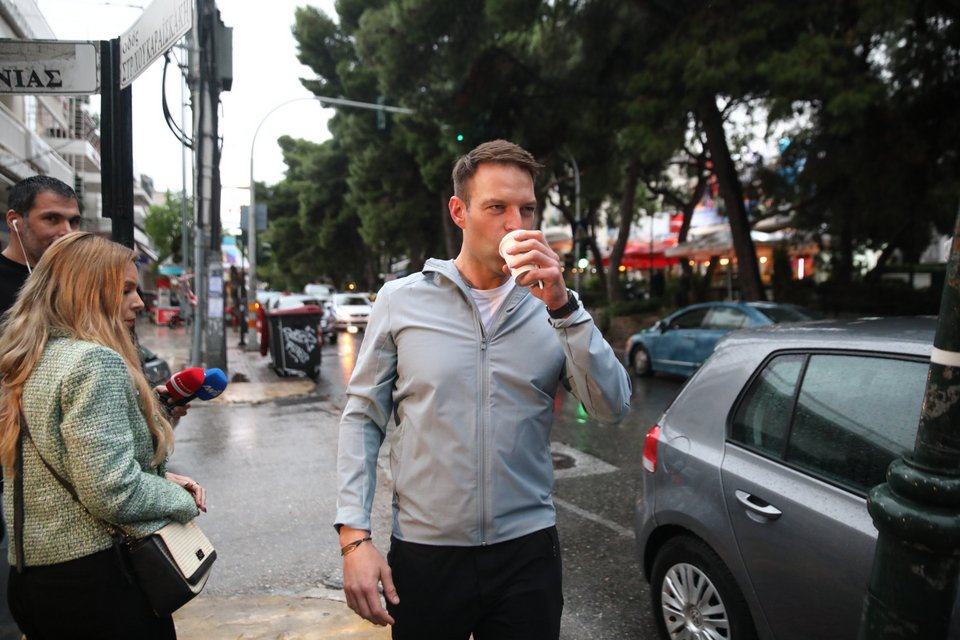 O Κασσελάκης πίνει καφέ σε πλαστικό
