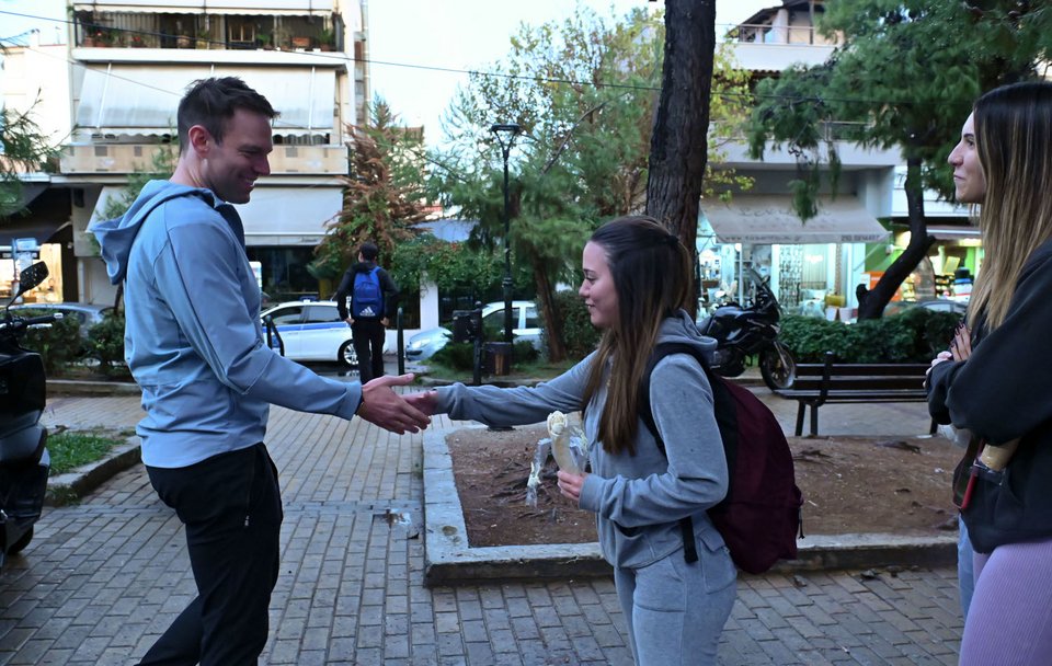 Ο Κασσελάκης χαιρετά νεαρό κορίτσι