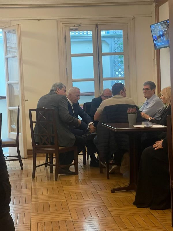 O Στέφανος Κασσελάκης στο καφενείο της Βουλής με τον Παύλο Πολάκη και την Θεοδώρα Τζάκρη