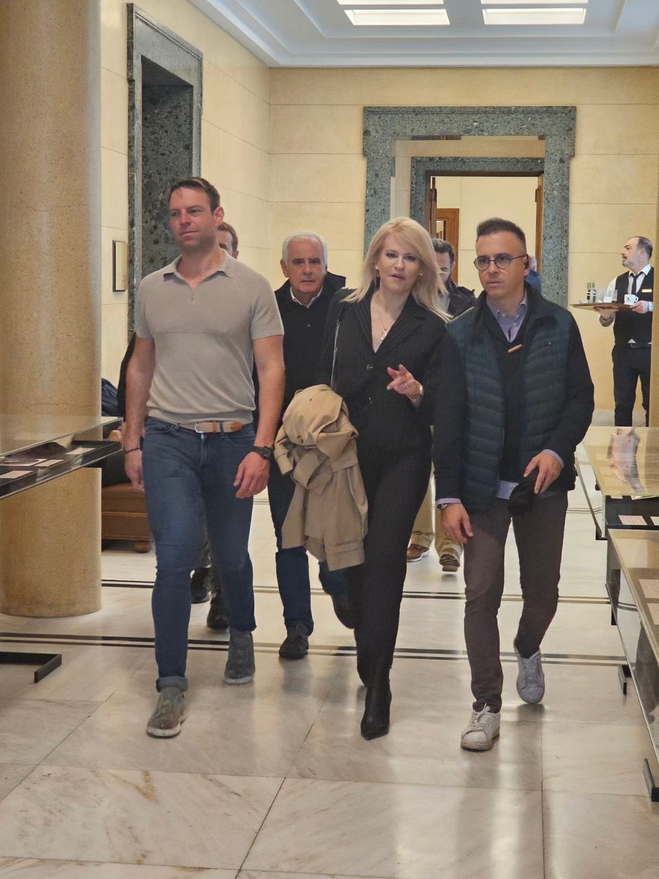 O Στέφανος Κασσελάκης στο καφενείο της Βουλής με τον Παύλο Πολάκη και την Θεοδώρα Τζάκρη