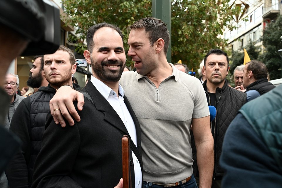 Ο Στέφανος Κασσελάκης με τον δικηγόρο Βαγγελή Αυγουλά