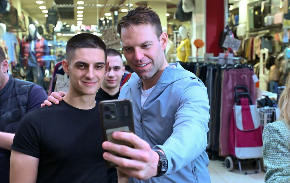 O Κασσελάκης βγάζει selfie με νεαρό σε κατάστημα