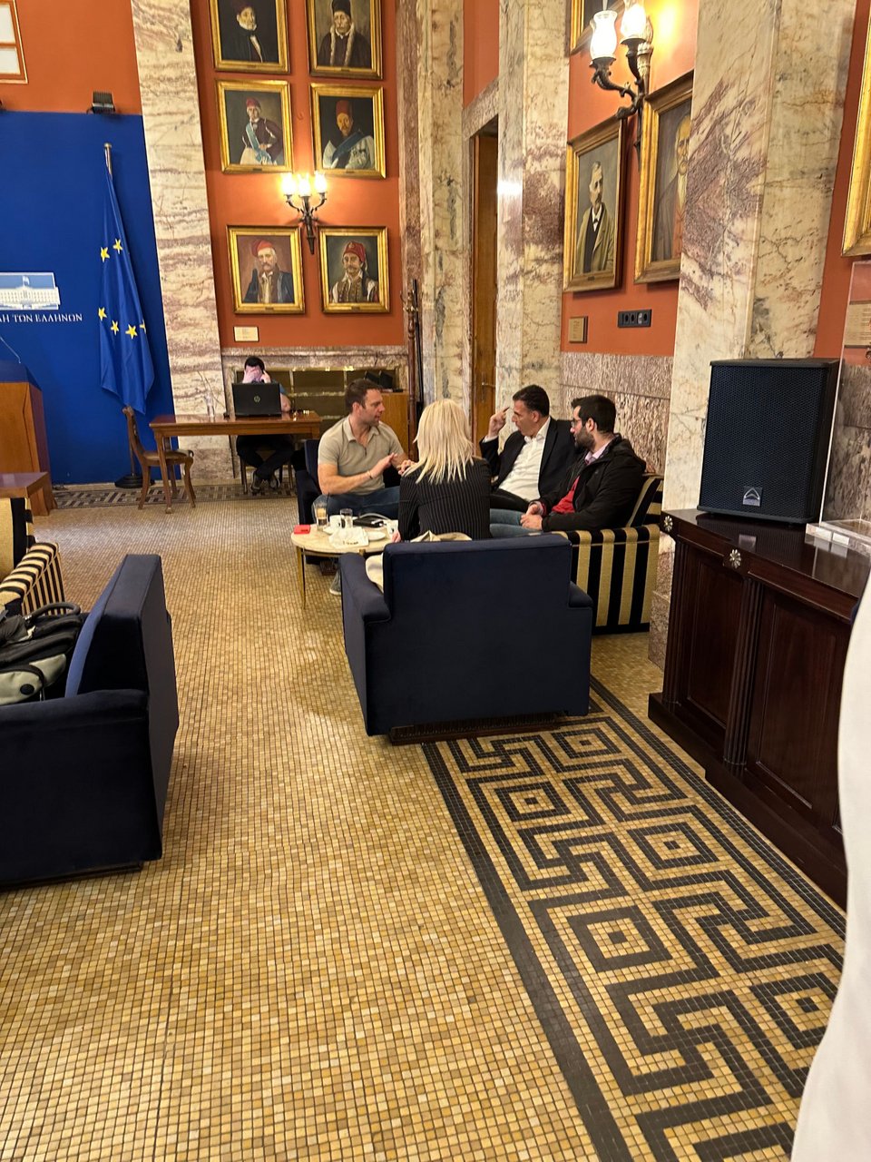 O Στέφανος Κασσελάκης στο καφενείο της Βουλής με τον Παύλο Πολάκη και την Θεοδώρα Τζάκρη