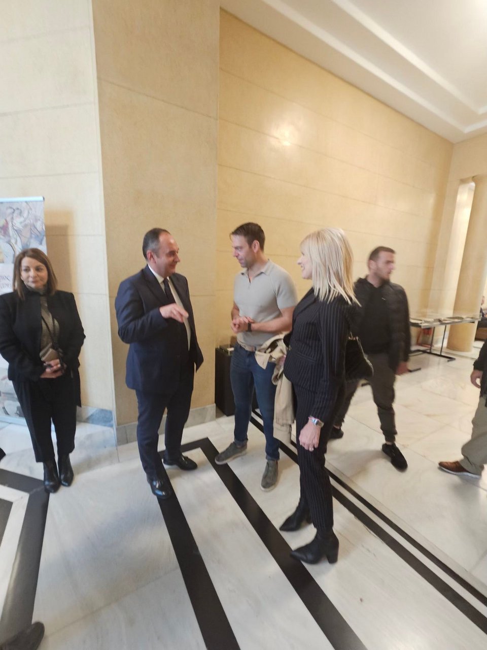 O Στέφανος Κασσελάκης στο καφενείο της Βουλής με τον Παύλο Πολάκη και την Θεοδώρα Τζάκρη