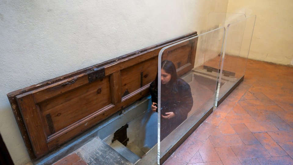 Η καταπακτή για την είσοδο στη μυστική αίθουσα