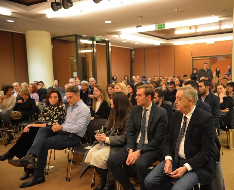 Αριστερά η Όλγα Κεφαλογιάννη, δεξιά ο Δημήτρης Μάντζος και ο Πάρις Κουκουλόπουλος