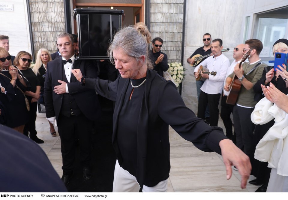 Η Λίλιαν Φωκά χορεύει αποχαιρετώντας τον Σπύρο Φωκά
