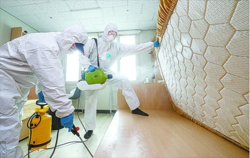 Απεντόμωση σε φοιτητικό κοιτώνα στην πόλη Daegu της Νότιας Κορέας, όπου εντοπίστηκε το πρώτο κρούσμα κοριού τον Σεπτέμβριο