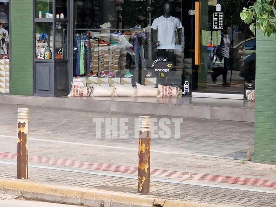 Τσουβάλια με άμμο έξω από καταστήματα /Φωτογραφία: Thebest.gr