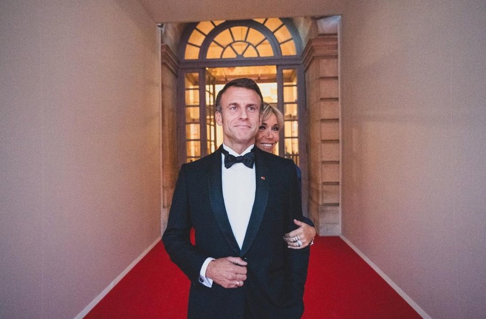 Τρυφερή στιγμή ανάμεσα στο ζεύγος Μακρόν