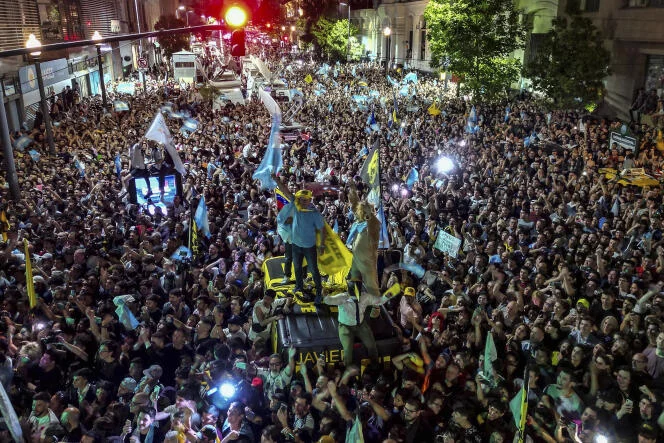 Οπαδοί του Μιλέι γιορτάζουν την εκλογική νίκη στις 19 Νοεμβρίου, στο Μπουένες Άιρες/ΑΡ