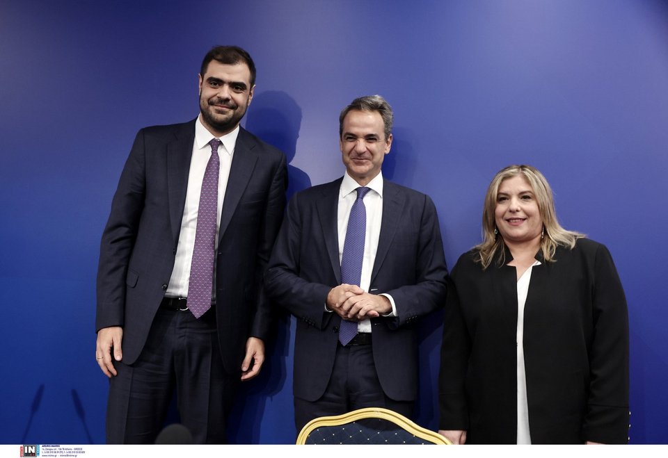 Ο Κυριάκος Μητσοτάκης ανάμεσα στον Παύλο Μαρινάκη και τη Μαρία Συρεγγέλα - Φωτογραφία: Intimenews/ΛΙΑΚΟΣ ΓΙΑΝΝΗΣ