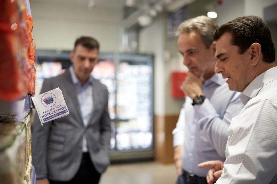 Έφοδος του Κυριάκου Μητσοτάκη με τον Κ. Σκρέκα σε σούπερ μάρκετ της Κερατέας -Φωτογραφία: Γρ. Τύπου Πρωθπουργου/Δημήτρης Παπαμήτσος