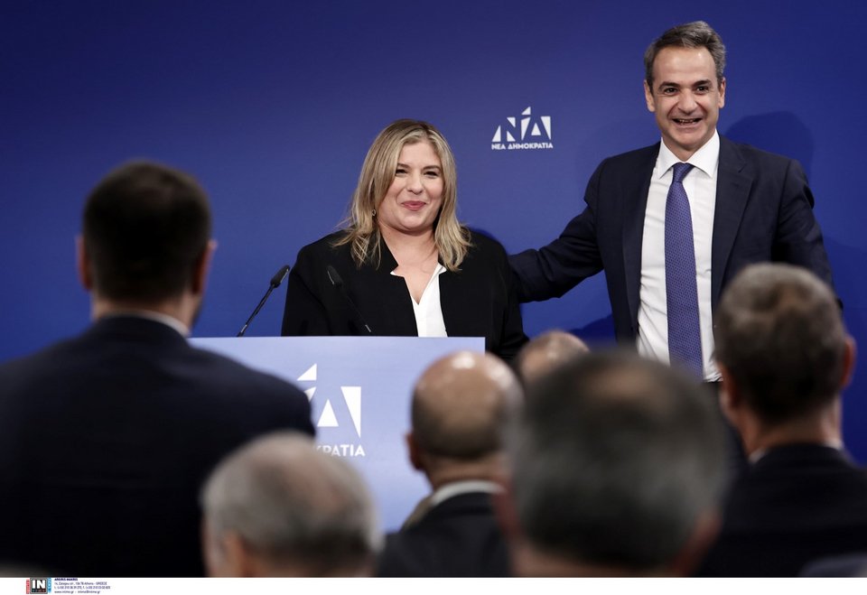 Ο Κυριάκος Μητσοτάκης συγχαίρει τη νέα γραμματέα της ΝΔ Μαρία Συρεγγέλα / Φωτογραφία: Intimenews/ΛΙΑΚΟΣ ΓΙΑΝΝΗΣ