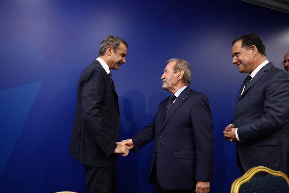 Ο Κυριάκος Μητσοτάκης χαιρετά τον Γ. Τραγάκη, τον παλαιότερο βουλευτή της ΝΔ, υπό το βλέμμα του Άδωνι Γεωργιάδη / Φωτογραφία: ΒΑΣΙΛΗΣ ΡΕΜΠΑΠΗΣ/EUROKINISSI